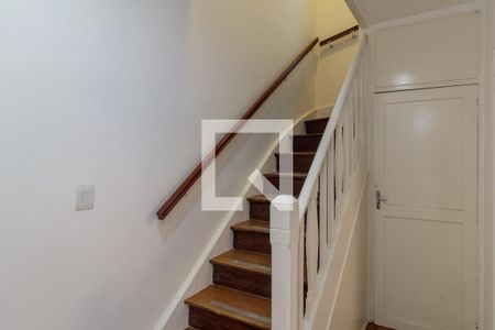 Casa para alugar com 240m², 3 quartos e 2 vagas Casa para alugar com 240m², 3 quartos e 2 vagasEscada