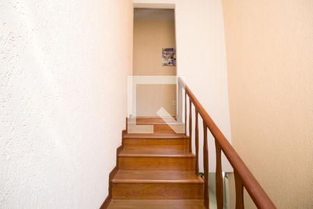 Casa à venda com 180m², 4 quartos e 2 vagas Casa à venda com 180m², 4 quartos e 2 vagasEscada