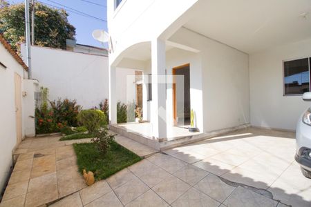 Casa à venda com 180m², 4 quartos e 2 vagas Casa à venda com 180m², 4 quartos e 2 vagasEntrada