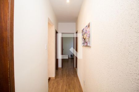 Casa à venda com 180m², 4 quartos e 2 vagas Casa à venda com 180m², 4 quartos e 2 vagasCorredor