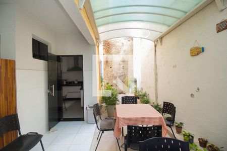 Casa à venda com 180m², 4 quartos e 2 vagas Casa à venda com 180m², 4 quartos e 2 vagasQuintal