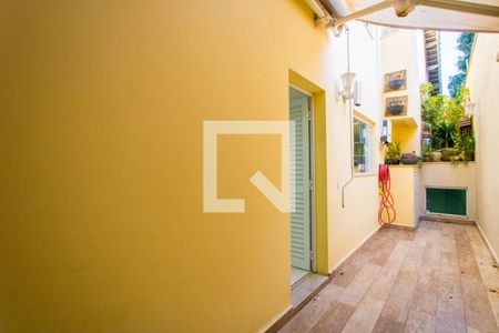 Casa de condomínio à venda com 200m², 3 quartos e 2 vagasQuintal