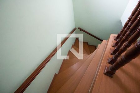 Casa à venda com 203m², 4 quartos e 2 vagas Casa à venda com 203m², 4 quartos e 2 vagasEscada