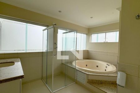 Casa de condomínio à venda com 1250m², 6 quartos e 5 vagasbanheiro da Suíte master