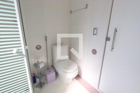 Casa à venda com 380m², 3 quartos e 6 vagasBanheiro da Suíte 2