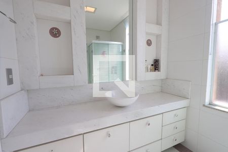 Casa à venda com 380m², 3 quartos e 6 vagasBanheiro da Suíte 2