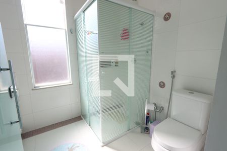 Casa à venda com 380m², 3 quartos e 6 vagasBanheiro da Suíte 2