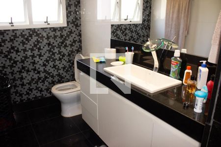 Casa de condomínio à venda com 307m², 4 quartos e 8 vagas Casa de condomínio à venda com 307m², 4 quartos e 8 vagasBanheiro da Suíte 1