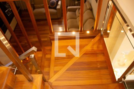 Casa de condomínio à venda com 307m², 4 quartos e 8 vagas Casa de condomínio à venda com 307m², 4 quartos e 8 vagasEscada