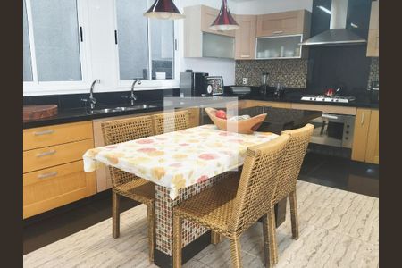 Casa de condomínio à venda com 307m², 4 quartos e 8 vagas Casa de condomínio à venda com 307m², 4 quartos e 8 vagasCozinha