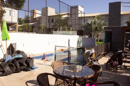 Casa de condomínio à venda com 307m², 4 quartos e 8 vagas Casa de condomínio à venda com 307m², 4 quartos e 8 vagasPiscina