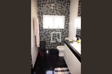 Casa de condomínio à venda com 307m², 4 quartos e 8 vagas Casa de condomínio à venda com 307m², 4 quartos e 8 vagasBanheiro da Suíte 1