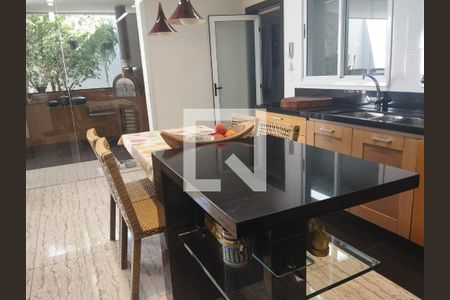 Casa de condomínio à venda com 307m², 4 quartos e 8 vagas Casa de condomínio à venda com 307m², 4 quartos e 8 vagasCozinha