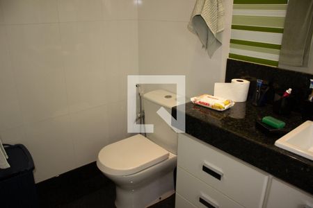 Casa de condomínio à venda com 307m², 4 quartos e 8 vagas Casa de condomínio à venda com 307m², 4 quartos e 8 vagasBanheiro da Suíte 2