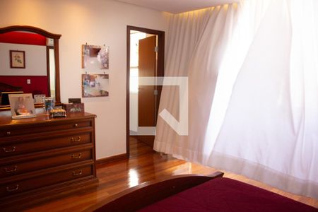 Casa de condomínio à venda com 307m², 4 quartos e 8 vagas Casa de condomínio à venda com 307m², 4 quartos e 8 vagasSuíte 4