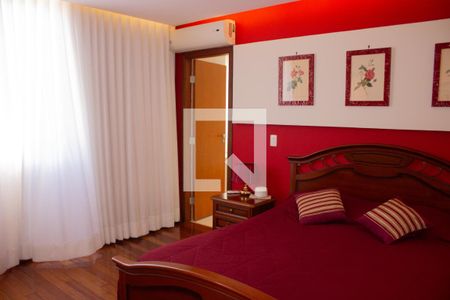 Casa de condomínio à venda com 307m², 4 quartos e 8 vagas Casa de condomínio à venda com 307m², 4 quartos e 8 vagasSuíte 4