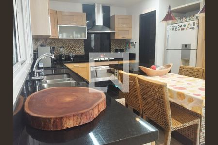 Casa de condomínio à venda com 307m², 4 quartos e 8 vagas Casa de condomínio à venda com 307m², 4 quartos e 8 vagasCozinha