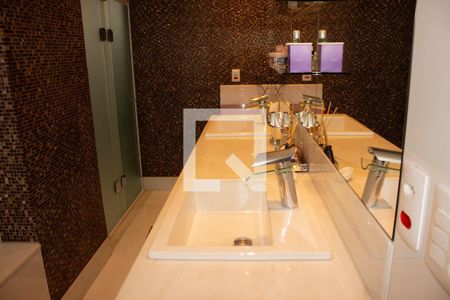 Casa de condomínio à venda com 307m², 4 quartos e 8 vagas Casa de condomínio à venda com 307m², 4 quartos e 8 vagasBanheiro da Suíte 4