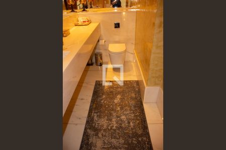 Casa de condomínio à venda com 307m², 4 quartos e 8 vagas Casa de condomínio à venda com 307m², 4 quartos e 8 vagasBanheiro 1