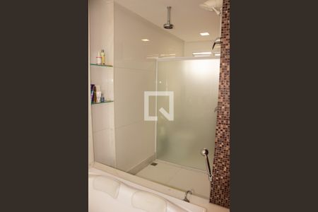 Casa de condomínio à venda com 307m², 4 quartos e 8 vagas Casa de condomínio à venda com 307m², 4 quartos e 8 vagasBanheiro da Suíte 4