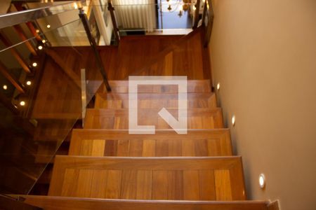 Casa de condomínio à venda com 307m², 4 quartos e 8 vagas Casa de condomínio à venda com 307m², 4 quartos e 8 vagasEscada