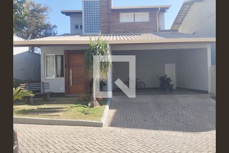 Casa de condomínio à venda com 307m², 4 quartos e 8 vagas Casa de condomínio à venda com 307m², 4 quartos e 8 vagasFachada