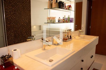 Casa de condomínio à venda com 307m², 4 quartos e 8 vagas Casa de condomínio à venda com 307m², 4 quartos e 8 vagasBanheiro da Suíte 4