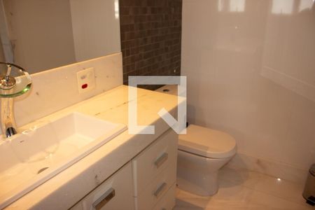 Casa de condomínio à venda com 307m², 4 quartos e 8 vagas Casa de condomínio à venda com 307m², 4 quartos e 8 vagasBanheiro da Suíte 3