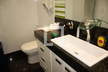 Casa de condomínio à venda com 307m², 4 quartos e 8 vagas Casa de condomínio à venda com 307m², 4 quartos e 8 vagasBanheiro da Suíte 2