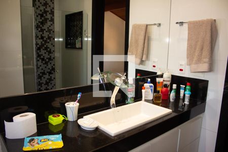 Casa de condomínio à venda com 307m², 4 quartos e 8 vagas Casa de condomínio à venda com 307m², 4 quartos e 8 vagasBanheiro da Suíte 1