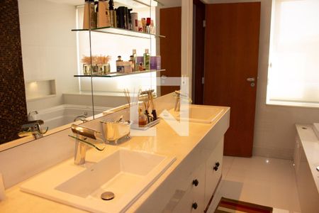 Casa de condomínio à venda com 307m², 4 quartos e 8 vagas Casa de condomínio à venda com 307m², 4 quartos e 8 vagasBanheiro da Suíte 4