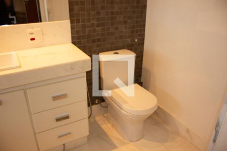 Casa de condomínio à venda com 307m², 4 quartos e 8 vagas Casa de condomínio à venda com 307m², 4 quartos e 8 vagasBanheiro da Suíte 3