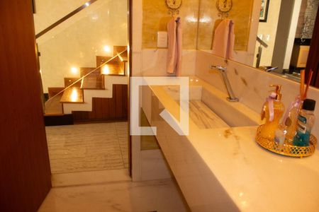 Casa de condomínio à venda com 307m², 4 quartos e 8 vagas Casa de condomínio à venda com 307m², 4 quartos e 8 vagasBanheiro 1