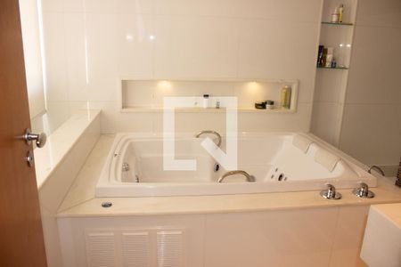 Casa de condomínio à venda com 307m², 4 quartos e 8 vagas Casa de condomínio à venda com 307m², 4 quartos e 8 vagasBanheiro da Suíte 4