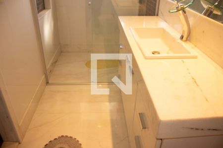 Casa de condomínio à venda com 307m², 4 quartos e 8 vagas Casa de condomínio à venda com 307m², 4 quartos e 8 vagasBanheiro da Suíte 3