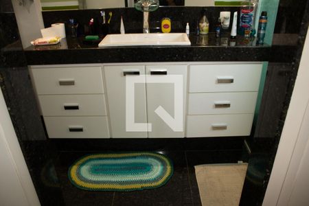 Casa de condomínio à venda com 307m², 4 quartos e 8 vagas Casa de condomínio à venda com 307m², 4 quartos e 8 vagasBanheiro da Suíte 2