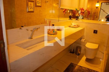 Casa de condomínio à venda com 307m², 4 quartos e 8 vagas Casa de condomínio à venda com 307m², 4 quartos e 8 vagasBanheiro 1