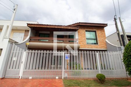 Casa para alugar com 285m², 3 quartos e 3 vagas Casa para alugar com 285m², 3 quartos e 3 vagasFachada