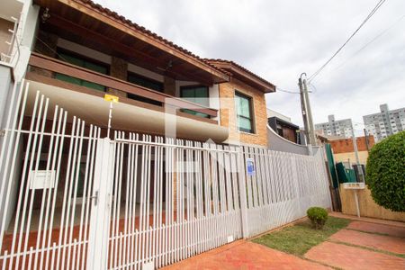 Casa para alugar com 285m², 3 quartos e 3 vagas Casa para alugar com 285m², 3 quartos e 3 vagasFachada