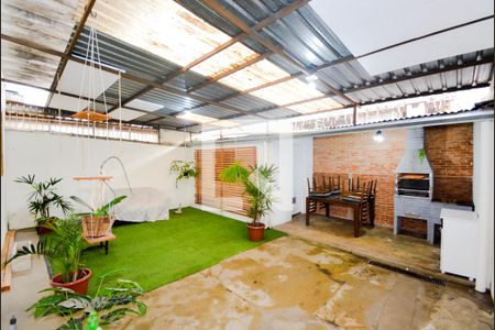 Casa à venda com 69m², 2 quartos e 4 vagas Casa à venda com 69m², 2 quartos e 4 vagasQuintal - Área de Lazer