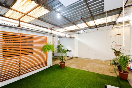 Casa à venda com 69m², 2 quartos e 4 vagas Casa à venda com 69m², 2 quartos e 4 vagasQuintal - Área de Lazer