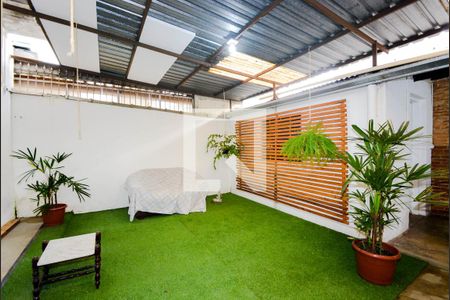 Casa à venda com 69m², 2 quartos e 4 vagas Casa à venda com 69m², 2 quartos e 4 vagasQuintal - Área de Lazer