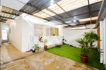 Casa à venda com 69m², 2 quartos e 4 vagas Casa à venda com 69m², 2 quartos e 4 vagasQuintal - Área de Lazer