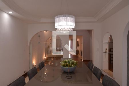 Casa à venda com 411m², 4 quartos e 6 vagasSala