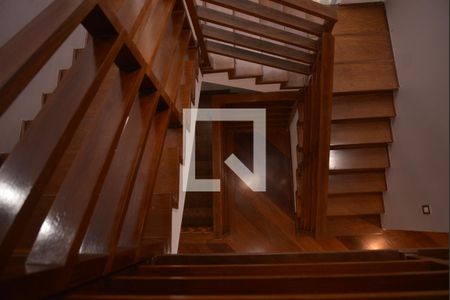 Casa à venda com 411m², 4 quartos e 6 vagasEscada