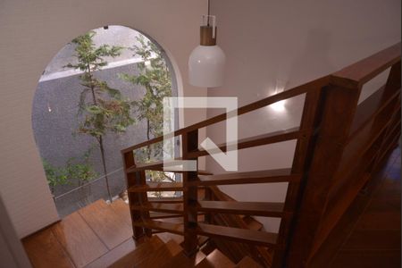 Casa à venda com 411m², 4 quartos e 6 vagasEscada