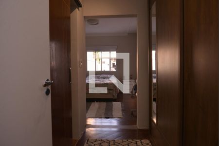 Casa à venda com 411m², 4 quartos e 6 vagasCorredor