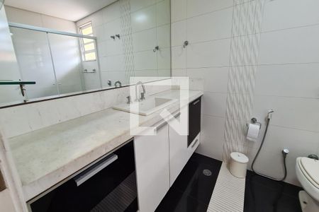 Casa à venda com 410m², 4 quartos e 5 vagasBanheiro da Suíte 1