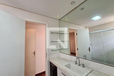 Casa à venda com 410m², 4 quartos e 5 vagasBanheiro da Suíte 1