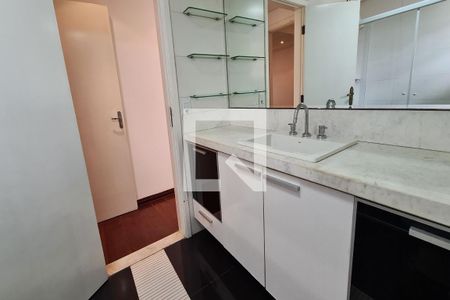 Casa à venda com 410m², 4 quartos e 5 vagasBanheiro da Suíte 1